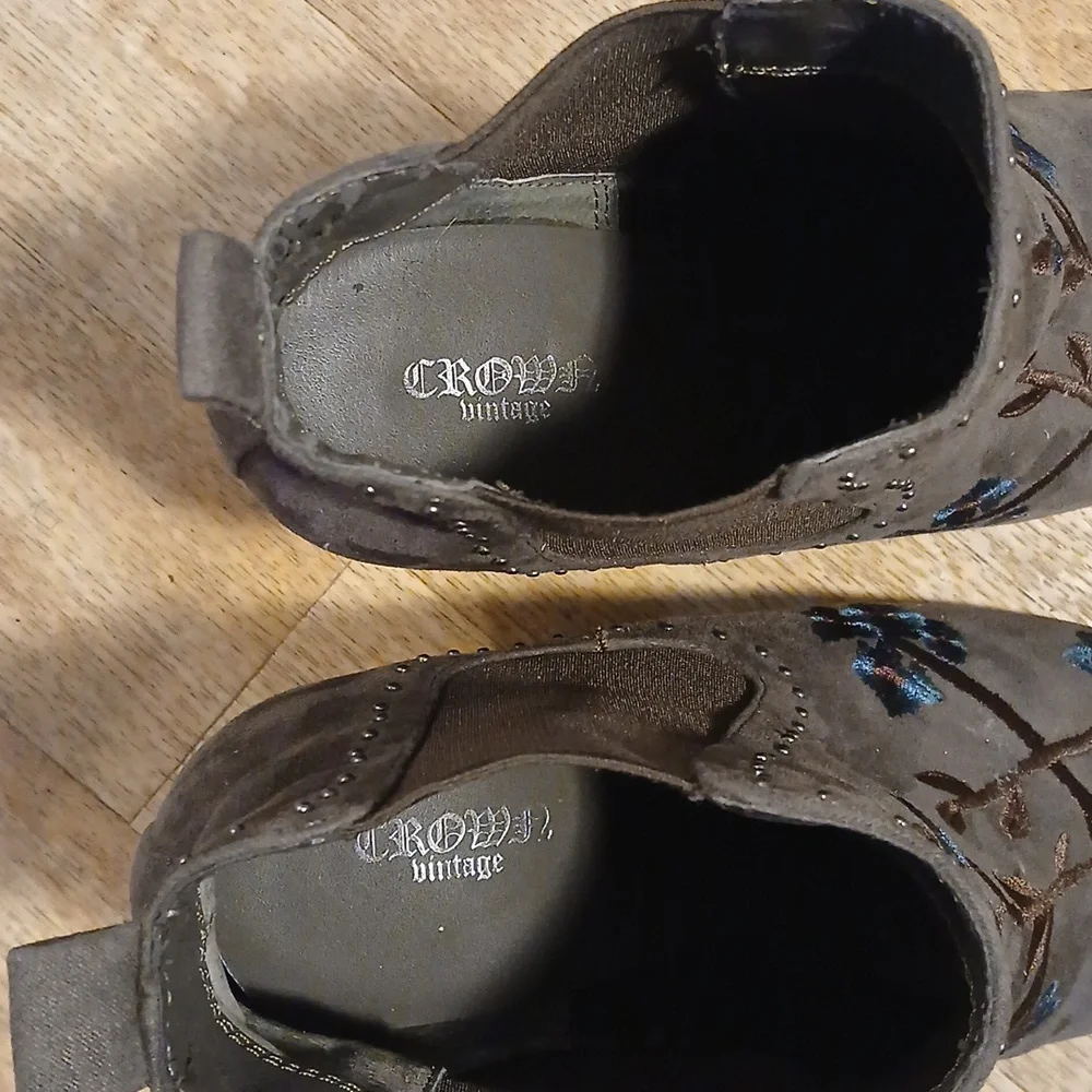Crown Vintage Grey Vegan Suede Floral Embroidered Ankle Boots Sz 8M